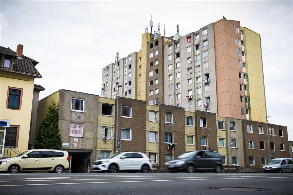 Das Hochhaus nahe dem Göttinger Bahnhof ist verwahrlost. Moritz Frankenberg/dpa