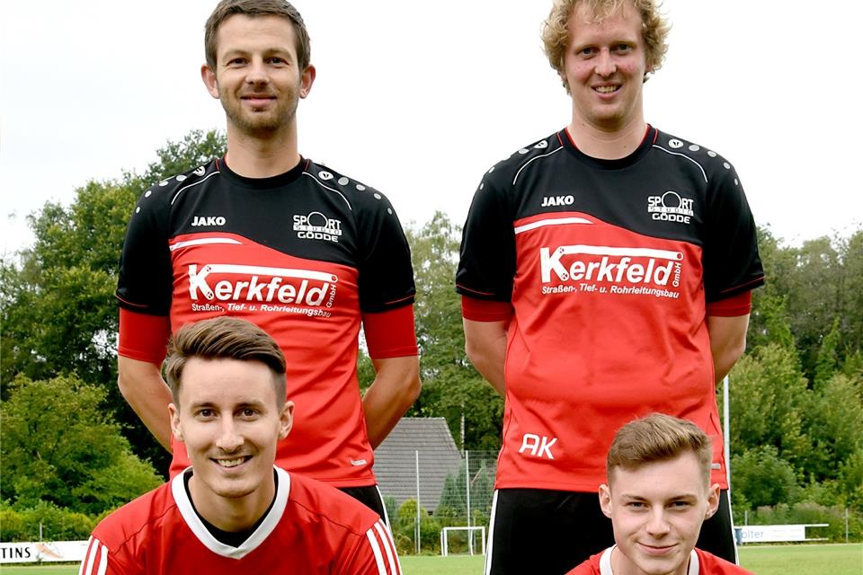 Das Hochmooraner Trainer-Duo Sebastian Scheinig und Andreas Kersten (oben von links) mit den Neuzugängen Johannes Hähner und Lukas Niemann (unten von links). Auf dem Foto fehlen: Moritz Heimhardt und Taulant Hima.