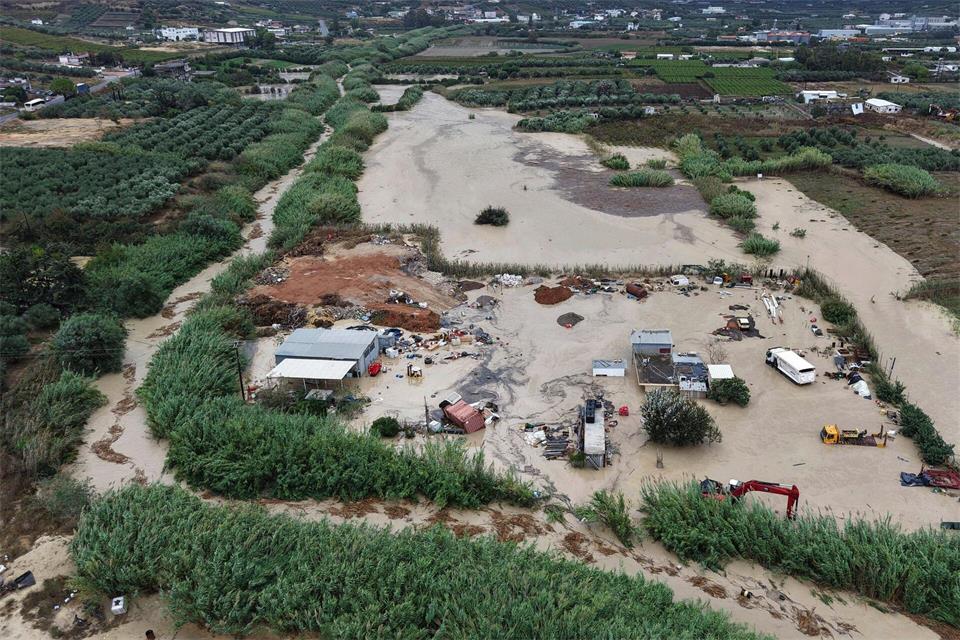 Das Hochwasser überschwemmt ein Geschäft nahe Heraklion auf Kreta.InTime News/AP/dpa