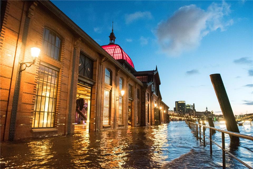 Das Hochwasser wird am Freitagnachmittag am Fischmarkt erwartet.(Archivbild)Daniel Bockwoldt/dpa