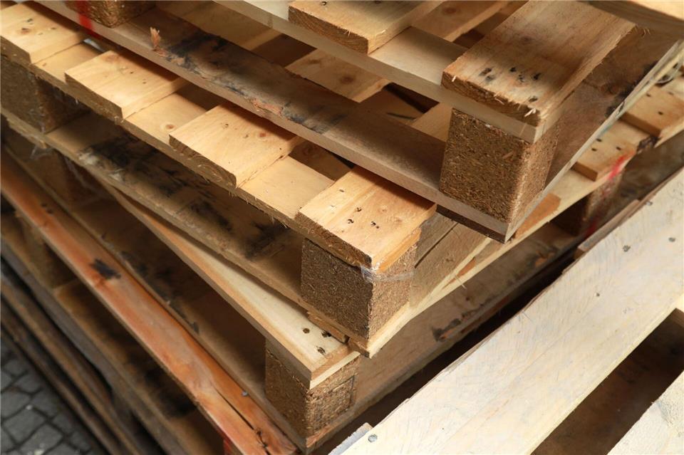 Das Holz ist meist nicht so robust: Einwegpaletten sind nicht tauschbar und gehören auf den Wertstoffhof.Christin Klose/dpa-tmn
