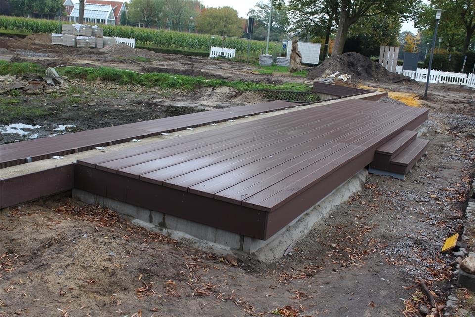 Das Holzpodest ist bereits weitgehend fertig gestellt.