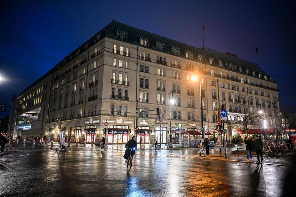 Das Hotel Adlon liegt in Berlin direkt am berühmten Boulevard Unter den Linden. (Archivbild) Jens Kalaene/dpa
