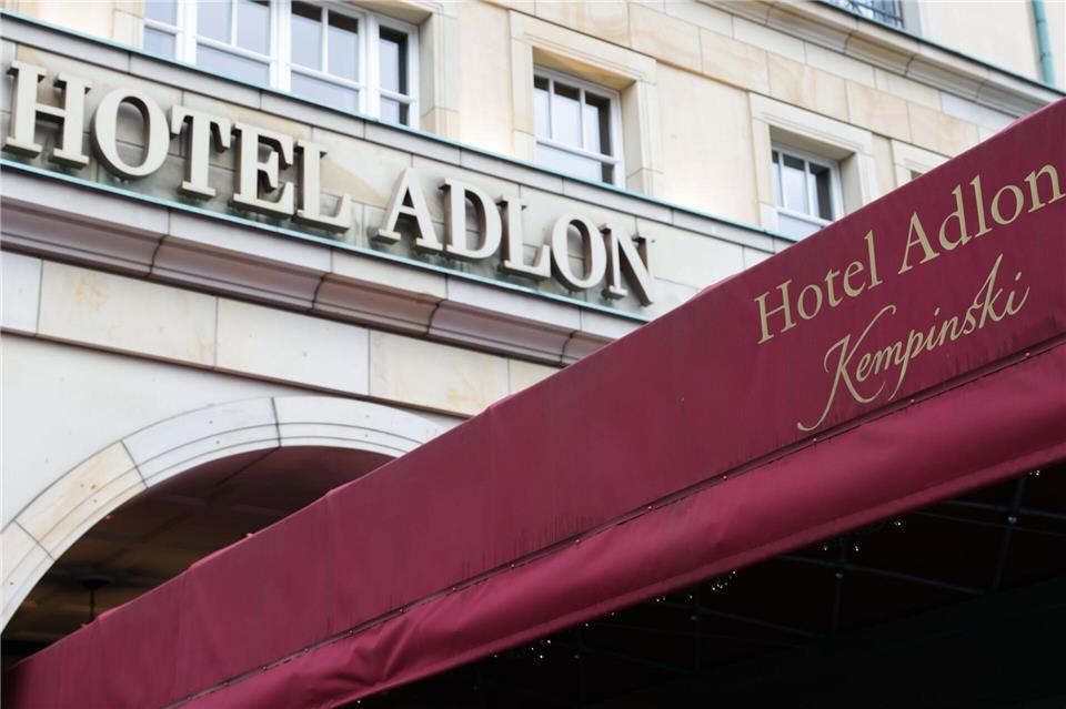 Das Hotel-Adlon soll verkauft werden. (Archivbild)Joerg Carstensen/dpa