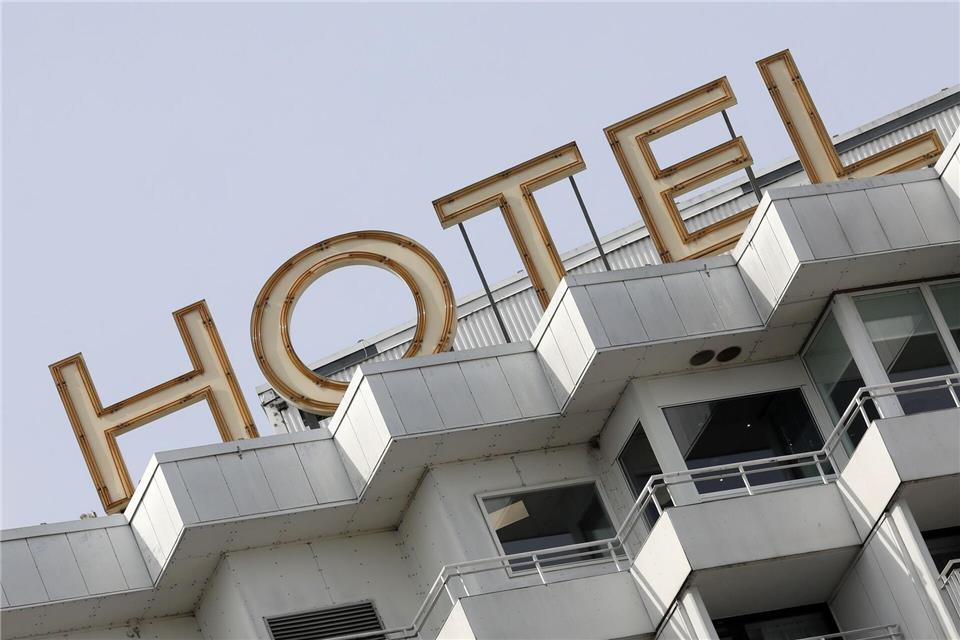 Das Hotel „Neptun“ am Ostseebad Rostock-Warnemünde hatte 1971 den Betrieb aufgenommen. (Archivbild)Bernd Wüstneck/dpa