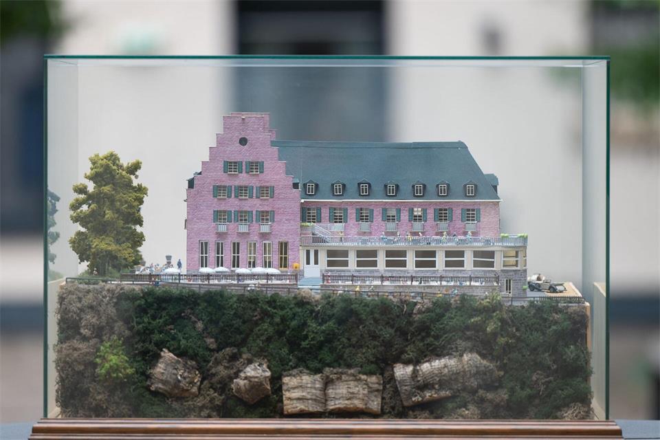 Das Hotel wurde inzwischen abgerissen. (Archivbild)Sebastian Gollnow/dpa