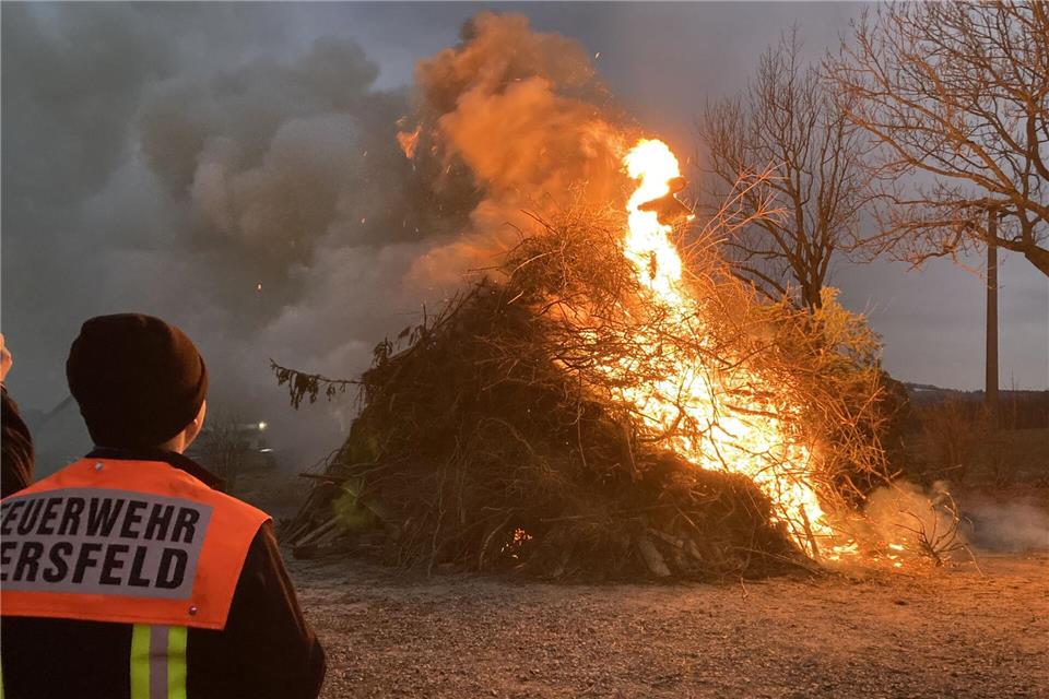 Das Hutzelfeuer in Schachen wird von der Freiwilligen Feuerwehr des Gersfelder Stadtteils organisiert und ist bei klarem Wetter kilometerweit in der Rhön zu sehen.Freiwillige Feuerwehr Schachen e. V.