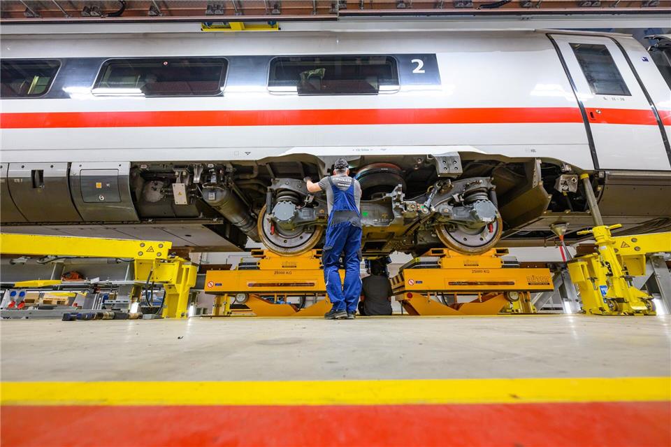 Bahn übernimmt LEAG-Ausbildungswerkstatt in der Lausitz  Das ICE-Werk in Cottbus soll auch von der Ausbildungswerkstatt profitieren. (Archivbild)Patrick Pleul/dpa