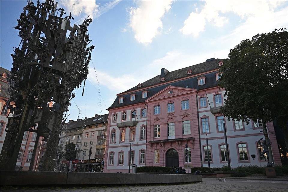 Das Innenministerium in Mainz verweist auf die zentrale Rolle, die Parteien im Verfassungsgefüge zukommt. (Archivfoto)Michael Brandt/dpa