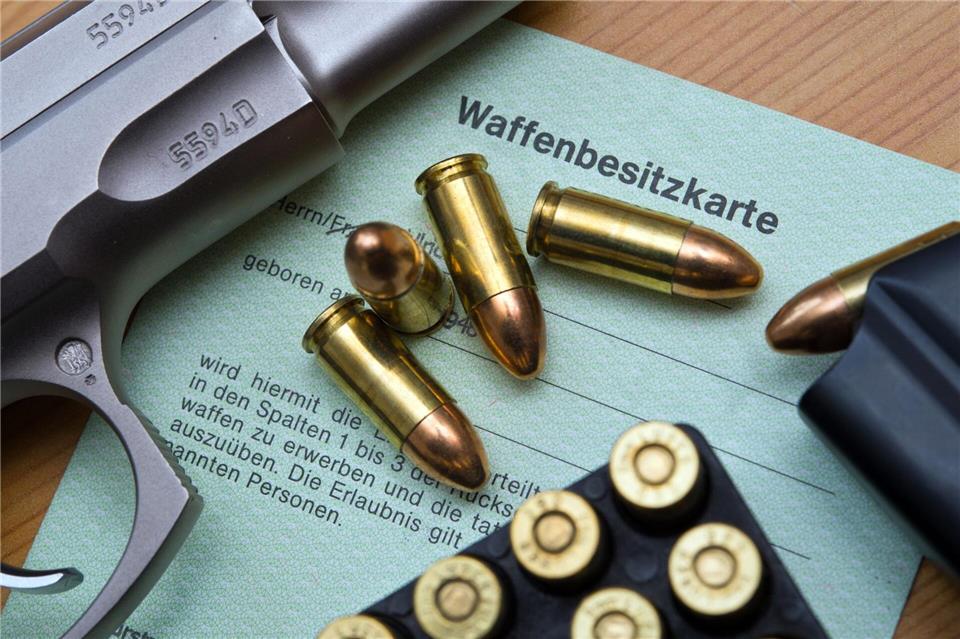 Das Innenministerium kämpft seit Jahren für die Entwaffnung von Extremisten. (Symbolbild)Patrick Pleul/zb/dpa
