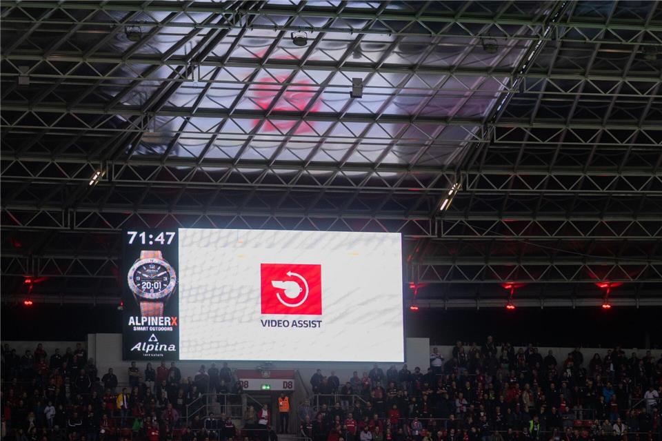 Das International Football Association Board (Ifab) entscheidet über neue Regeln für den Video-Referee. (Archivbild)Rolf Vennenbernd/dpa