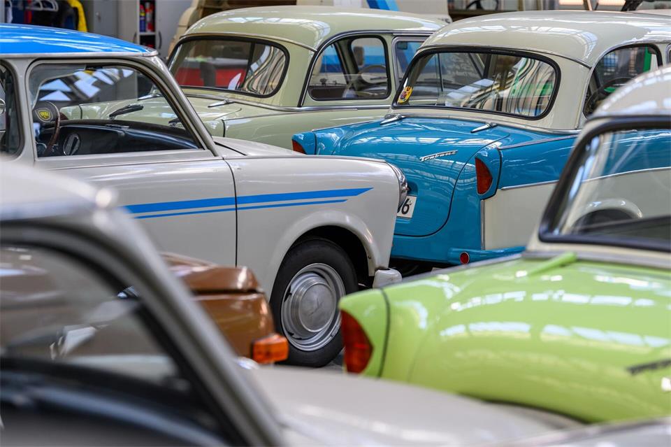 Das Internationale Trabant-Register pflegt einen Fuhrpark von mehr als 20 Fahrzeugen verschiedener Modelle des einst in Zwickau gebauten DDR-Kleinwagens. Hendrik Schmidt/dpa