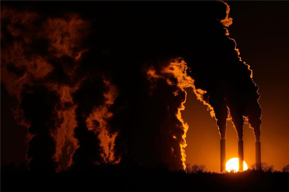 Das Jeffrey Energy Center Kohlekraftwerk ist bei Sonnenuntergang in der Nähe von Emmett in den USA in Betrieb.Charlie Riedel/AP/dpa