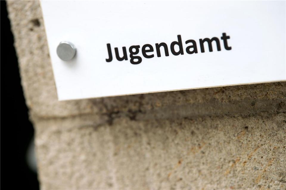 Das Jugendamt kann unter bestimmten Umständen Kinder in Obhut nehmen. (Symbolbild)Arno Burgi/dpa-Zentralbild/dpa