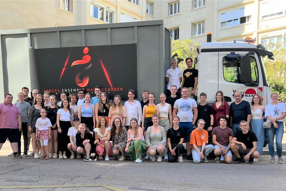 Das „Junge Ensemble Mariengarden“ besteht aus aktuellen und ehemaligen Schülern des Burloer Gymnasiums.