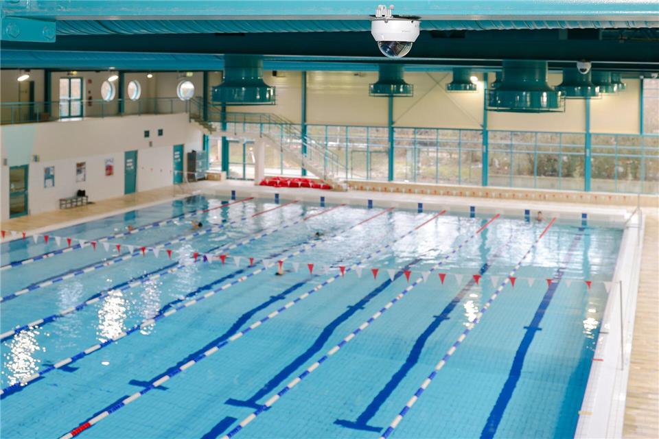 Das KI-gestützte Überwachungssystem analysiert in Echtzeit das Geschehen im Wasser.Frank Molter/dpa