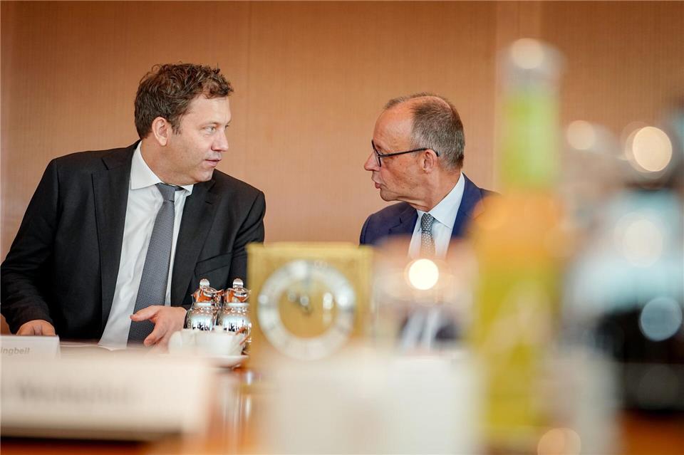 Kabinett bringt mehrere Steuersenkungen auf den Weg Das Kabinett hat Gesetze von Vizekanzler Klingbeil beschlossen. Kay Nietfeld/dpa