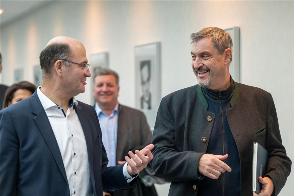 Das Kabinett um Ministerpräsident Markus Söder (r) hat entschieden: Das neue Kinderstartgeld kommt doch nicht. (Archivbild)Peter Kneffel/dpa