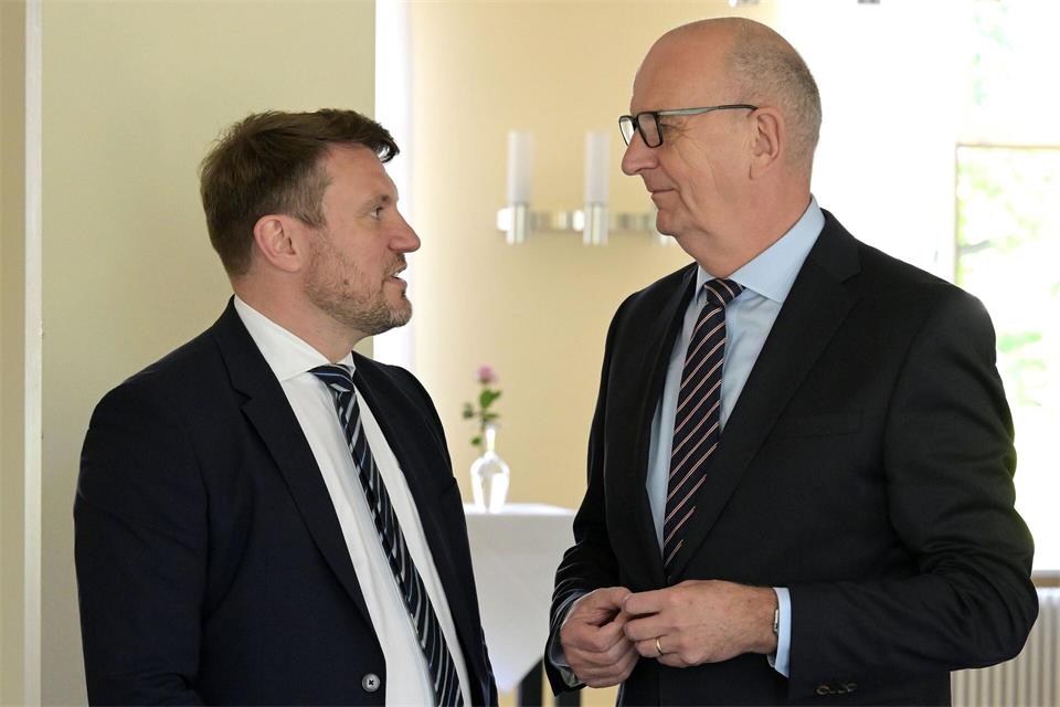 Das Kabinett von Brandenburgs Ministerpräsident Dietmar Woidke (r) berät am Dienstag über den Haushaltsentwurf von Finanzminister Daniel Keller (beide SPD). (Archivbild)Michael Bahlo/dpa
