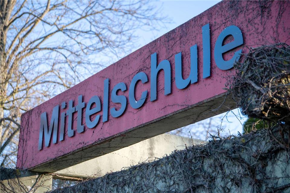 Das Kabinett will die Mittelschulen in Bayern stärken. (Archivbild)Pia Bayer/dpa