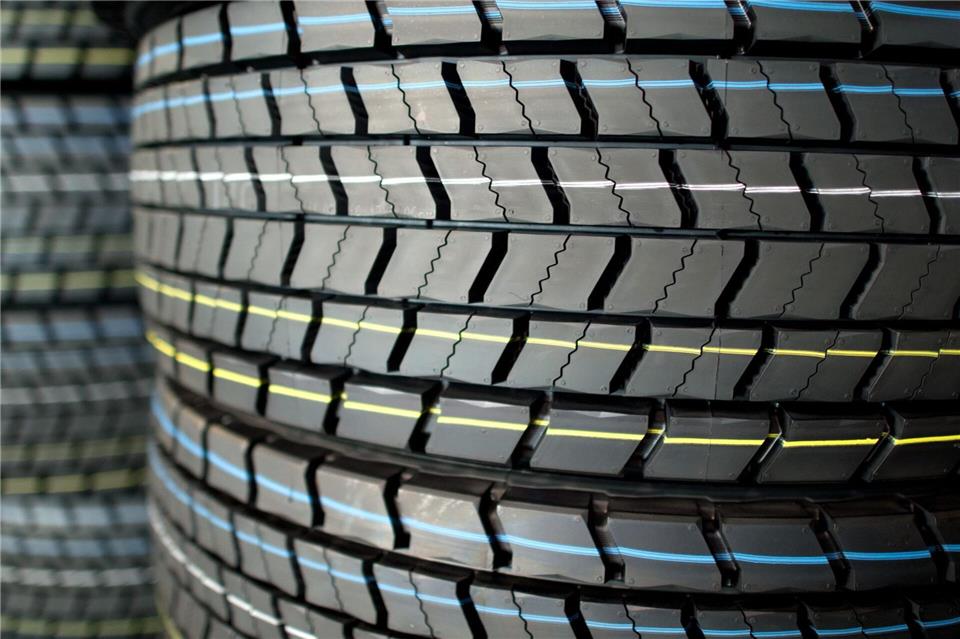 Das Kartellamt wirft drei Unternehmen vor, die Preisbildung beim Vertrieb von Reifen der Marken Maxxis und CST auf dem deutschen Reifengroßhandelsmarkt eingeschränkt zu haben. (Symbolbild) Julian Stratenschulte/dpa
