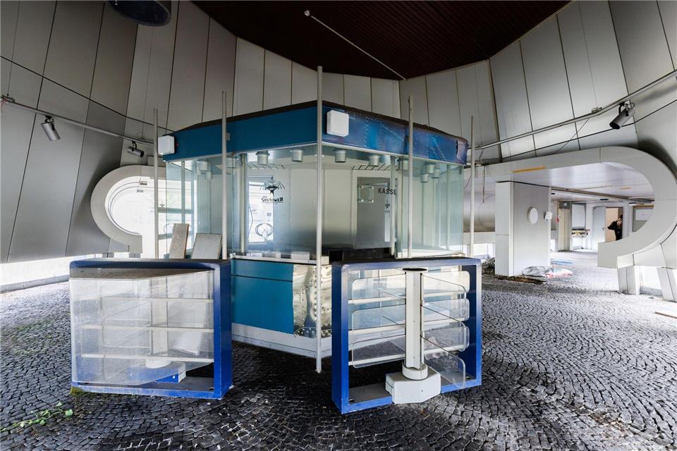 Das Kassenhäuschen des längst geschlossenen Clubs Sky-Tower verstaubt. (Archivbild)Lando Hass/dpa