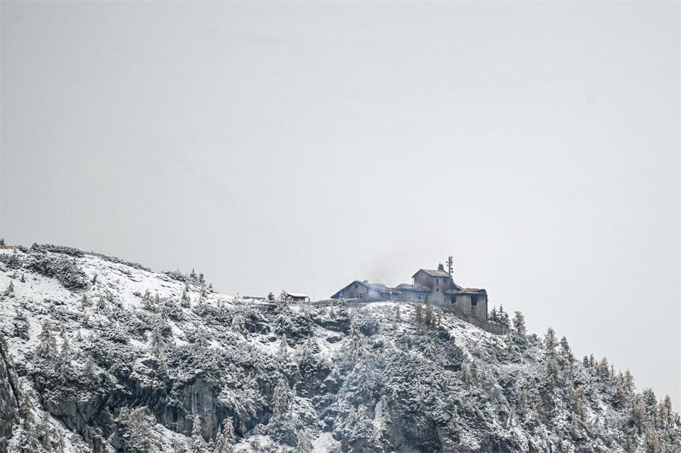 Das Kehlsteinhaus wurde durch den Brand schwer zerstört. Jason Tschepljakow/dpa