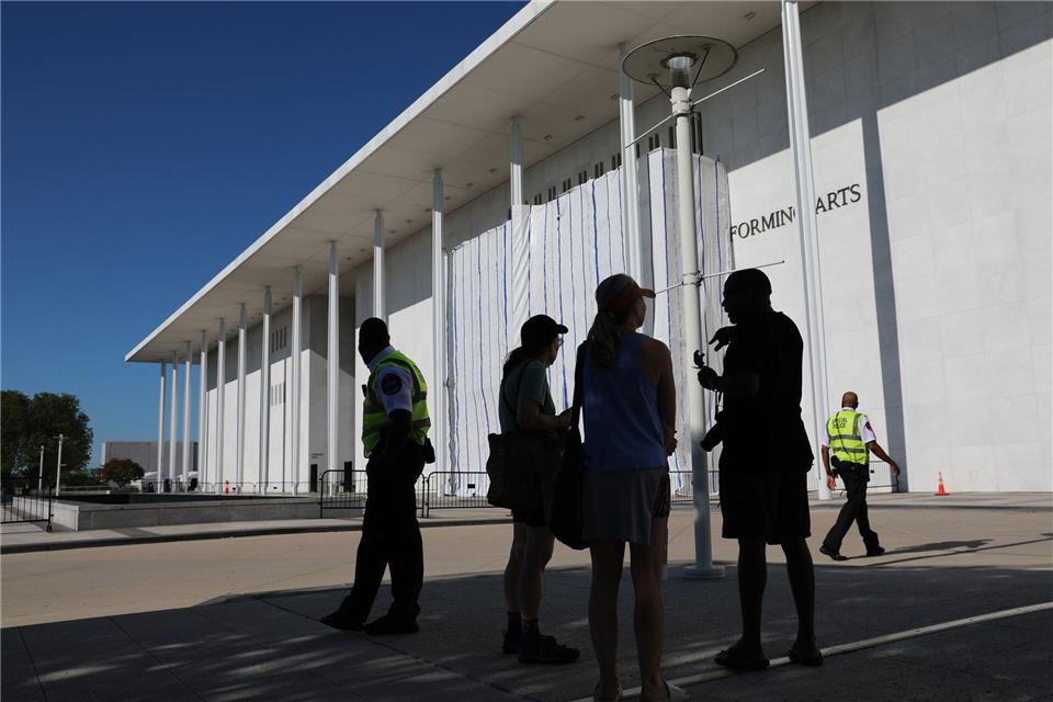 Das Kennedy Center informiert in Gerichtsdokumenten darüber, dass Trumps Name von seiner Fassade entfernt worden ist. Rahmat Gul/FR172204 AP/AP/dpa