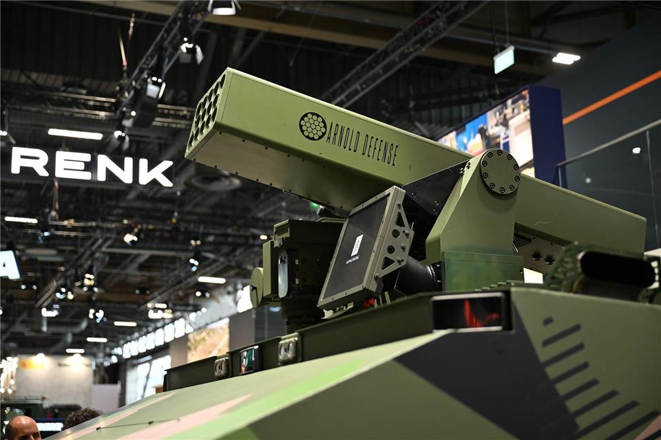 Das Kettenfahrzeug von Patria und Renk war bei der Eurosatory mit einem Anti-Drohnen-Waffensystem bestückt.Wolf von Dewitz/dpa