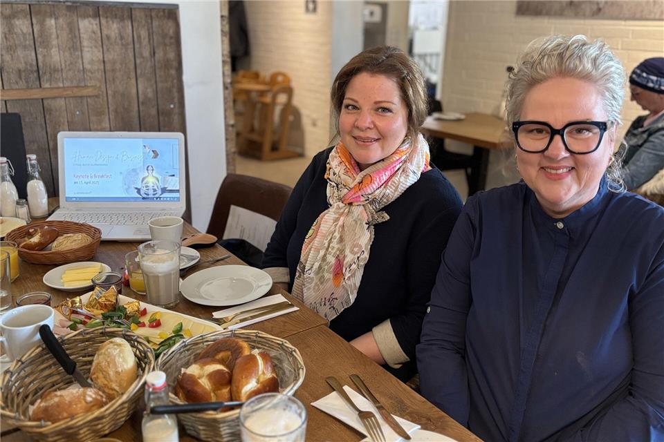Das „Keynote & Breakfast“ von Teresa Mache (links) kommt bei Unternehmerinnen wie Barbara Termathe gut an.