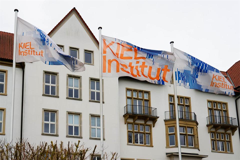 Das Kieler Institut rechnet nicht mit einem drastischen Preisverfall bei Immobilien. (Archivbild)Frank Molter/dpa