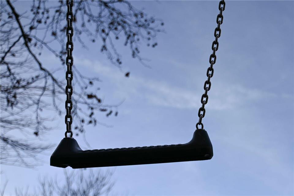 Das Kind lief von einem Spielplatz zum Fluss und fiel hinein. (Symbolbild)Katharina Kausche/dpa