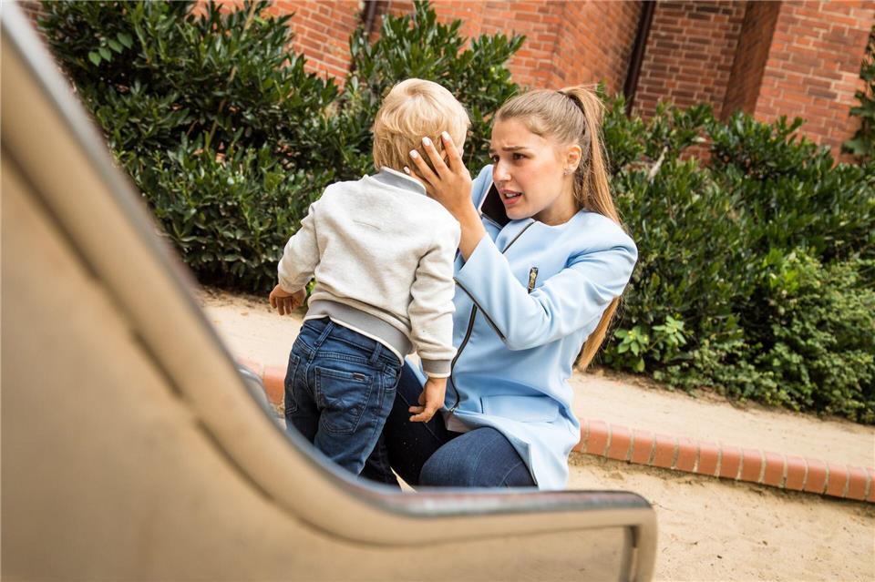 Das Kind wirkt nach dem Sturz auf den Kopf benommen? Das könnte für eine Gehirnerschütterung sprechen. Christin Klose/dpa-tmn