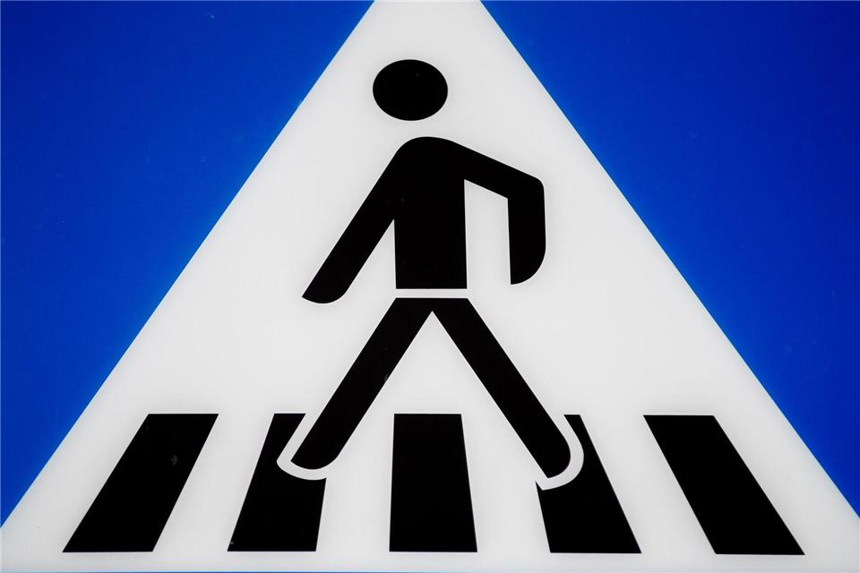 Das Kind wollte laut Polizei mit einem Fahrrad den Zebrastreifen überqueren. (Symbolbild)Christoph Soeder/dpa