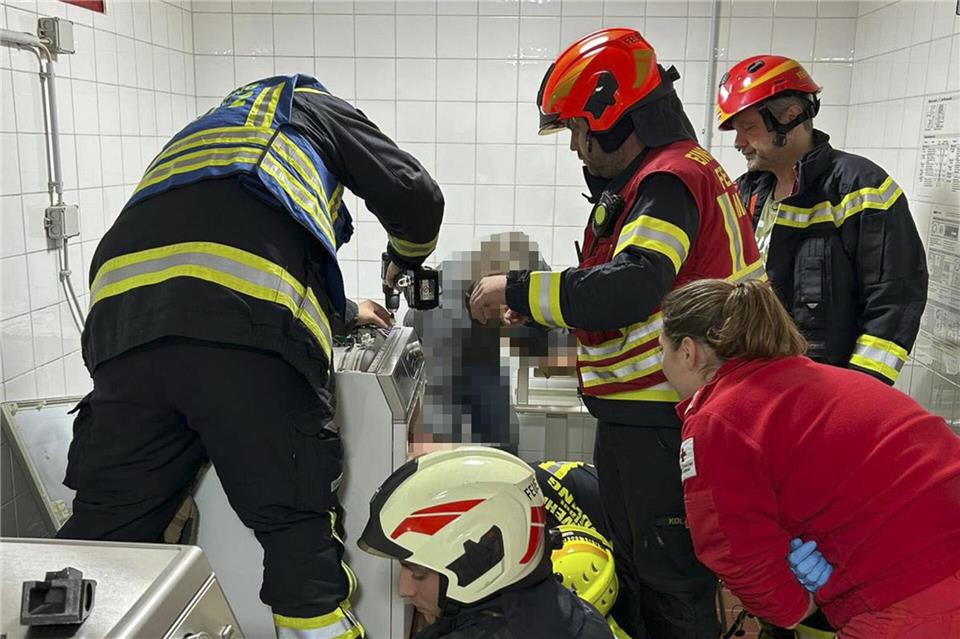 Das Kind wurde mit Hilfe einer hydraulischen Schere befreit. Unbekannt/FFMOEDLING.AT/APA/dpa