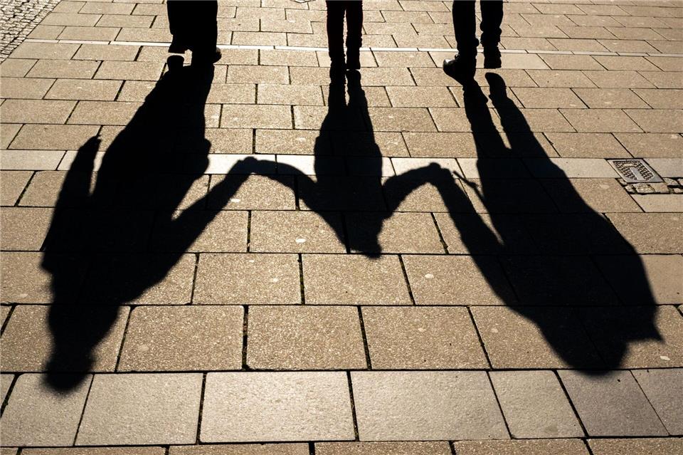 Das Kindergeld steigt 2026. (Symbolbild)Peter Kneffel/dpa