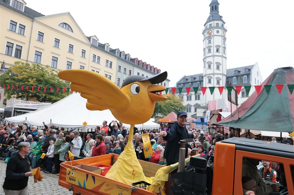 Das Kindermedienfestival Goldener Spatz findet jährlich in Gera und Erfurt statt. Eine Skulptur des Logos wart Teil des Umzugs.Bodo Schackow/dpa