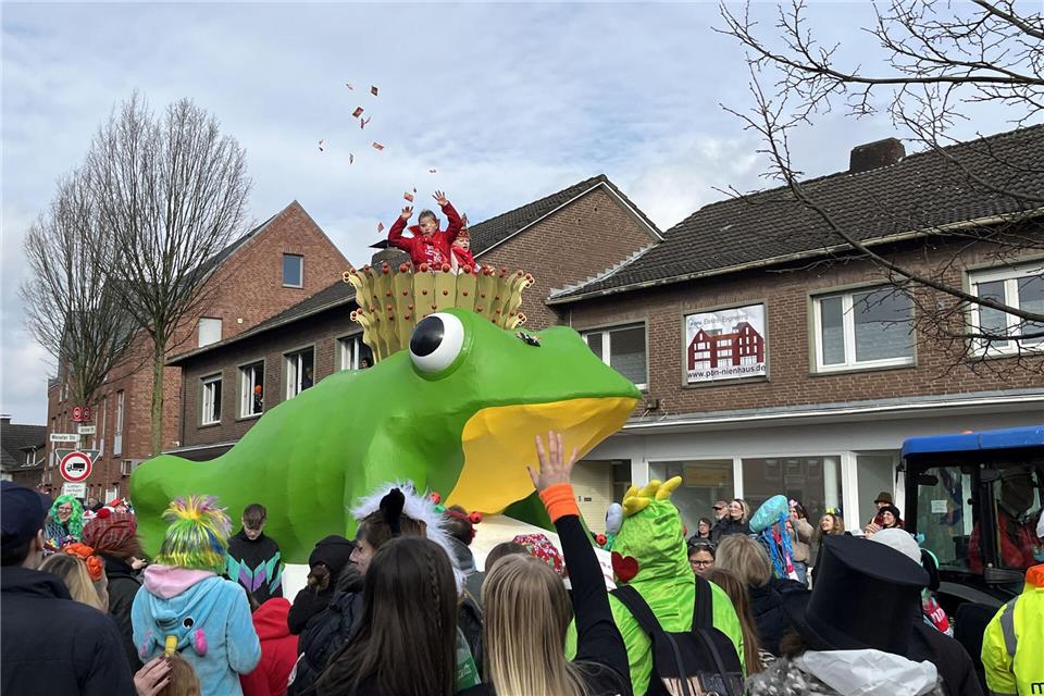 Das Kinderprinzenpaar des RRZ ist traditionell auf dem Froschwagen im Rosenmontagszug unterwegs.