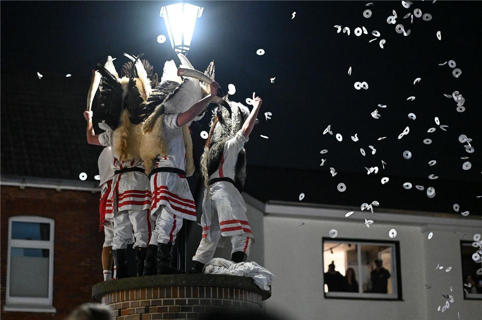 Das Klaasohm-Fest auf Borkum gehört seit Generationen für die Inselbewohner zum Höhepunkt des Jahres. Lars Penning/dpa