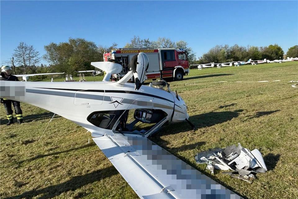 Das Kleinflugzeug hatte sich überschlagen. -/Kreisfeuerwehrverband Bodenseekreis/dpa