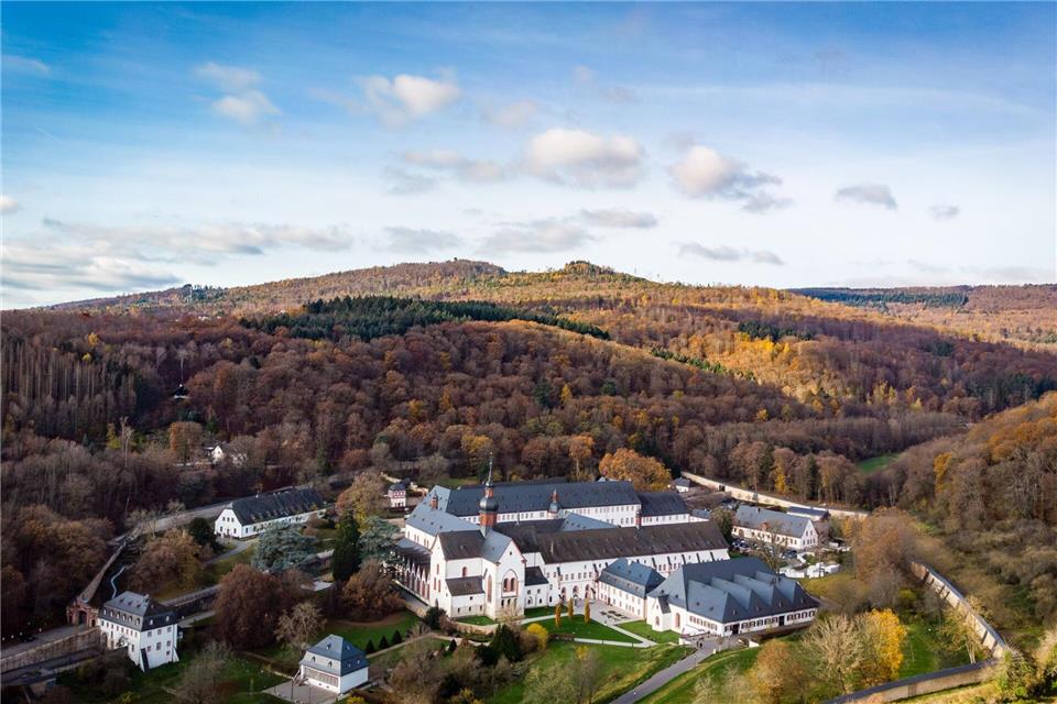 Das Kloster Eberbach liegt idyllisch in einem Waldtal nahe Eltville. (Archivbild)Sascha Lotz/dpa
