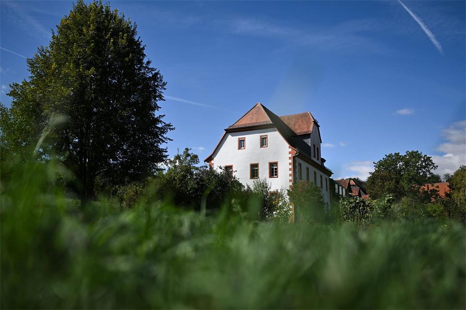 Das Kloster Engelthal nahe Altenstadt im Wetteraukreis liegt eingebettet in die Natur.  Florian Wiegand/dpa