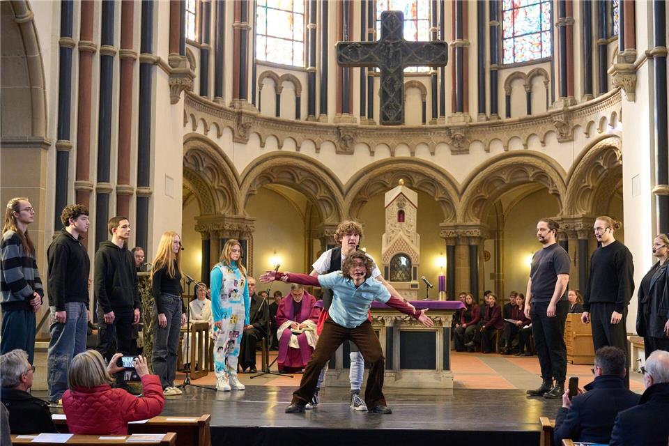 Das Koblenzer Jugendtheater hatte einen Auftritt beim Aschermittwoch der Künstler in der Koblenzer Herz-Jesu-Kirche.Thomas Frey/dpa