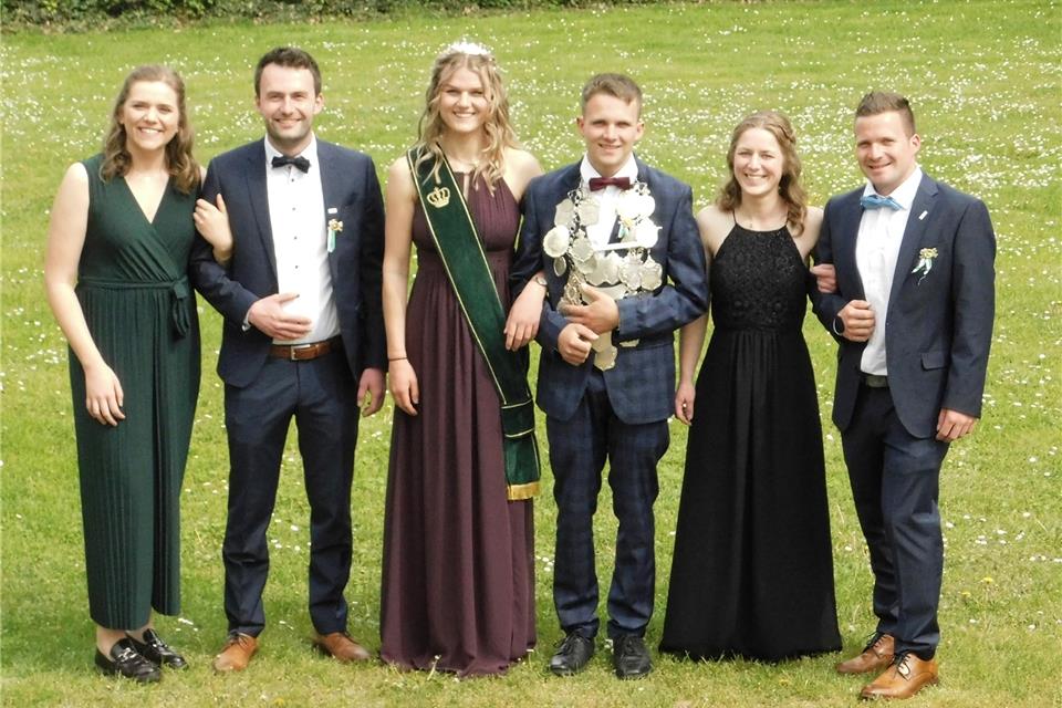 Das Königspaar Dominik Lehrig mit Carolin Olbing (Mitte) und dem Throngefolge Simon Lehrig mit Hanna Ulick und Felix Bußkamp und Linda Benning (von rechts). Niermann