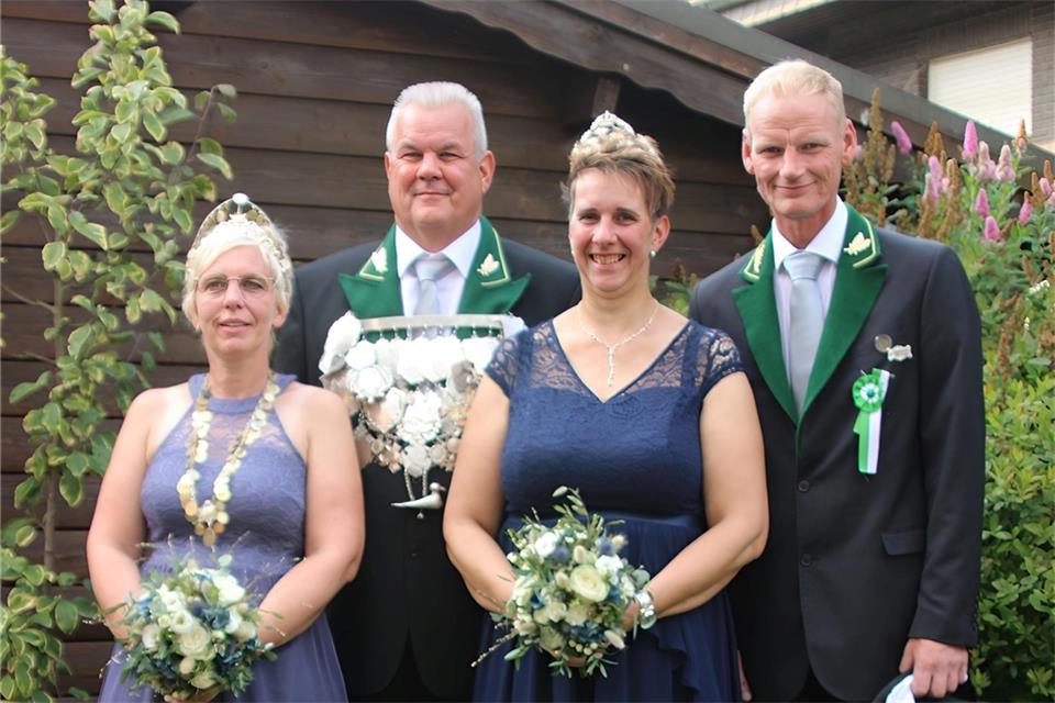 Das Königspaar Jörg Robert und Nadine Bußkönning mit ihrem Ehrenpaar Ute Robert und Dirk Bußkönning.