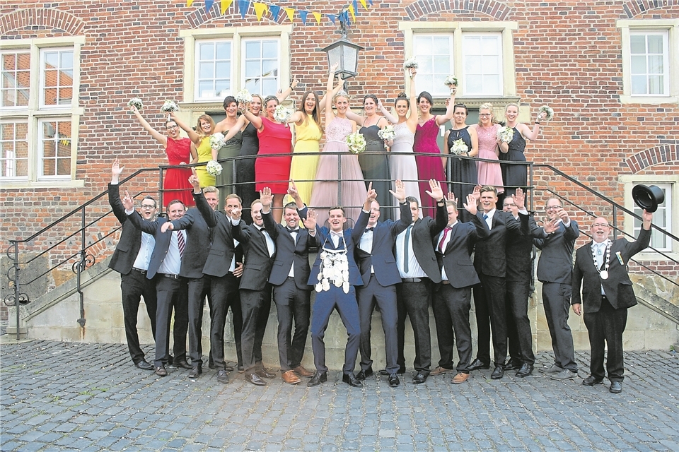 Das Königspaar Kai Grevenbrock und Lisa Kerkhoff mit ihrem Throngefolge.