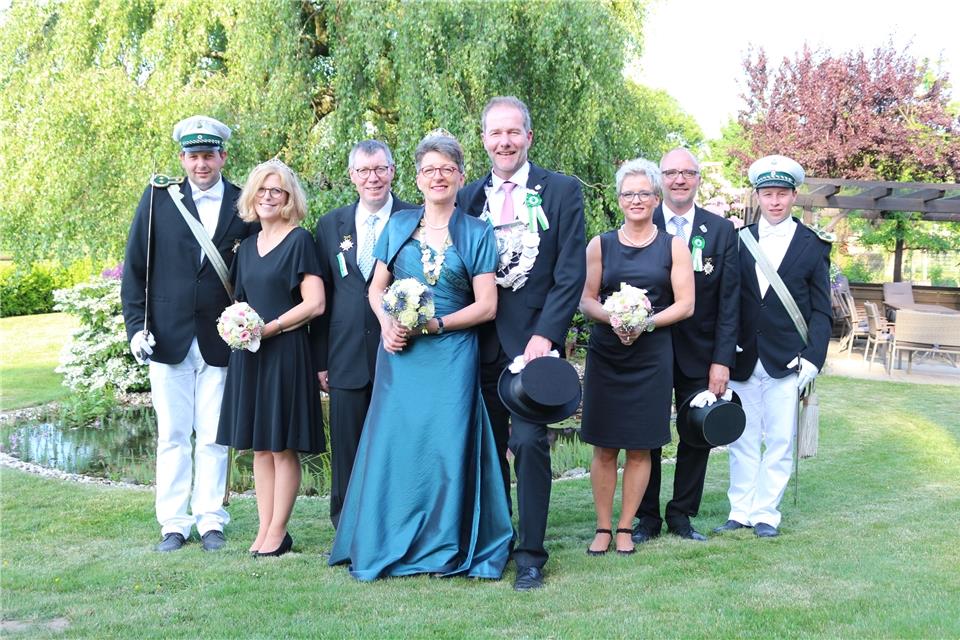 Das Königspaar Ulrike Benning und Thomas Schemmer (Mitte) bekommt Rückendeckung von Adjutant Hendrik Schemmer, dem Throngefolge Kirstin Kaiser, Hermann-Josef Benning, Monika Schemmer, Karsten Kaiser, und Adjutant Markus Rejek (von links).Volkmann