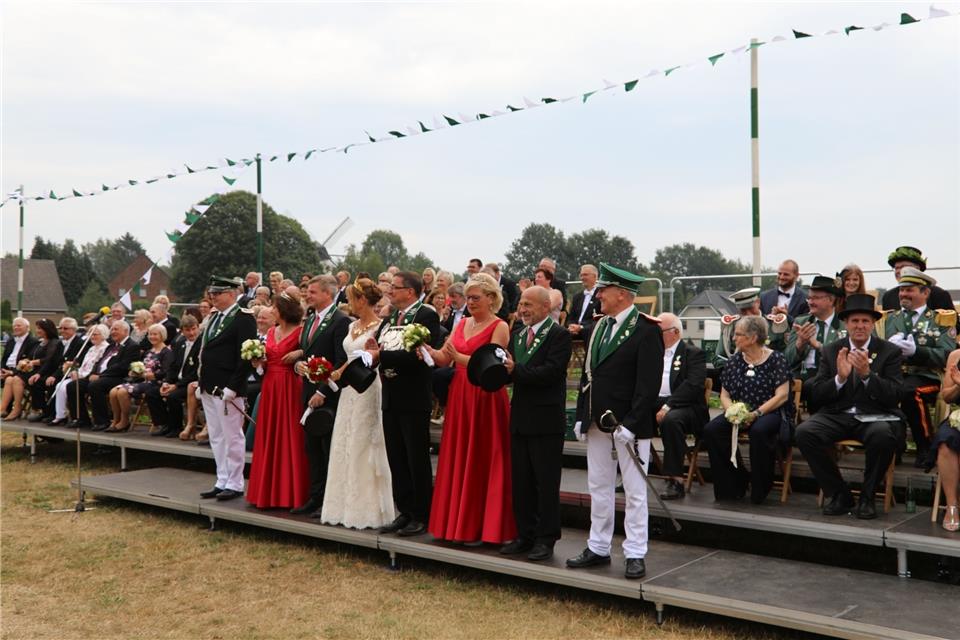 Das Königspaar, die Ehrengäste und die Zuschauer haben eine beeindruckende Parade erlebt.
