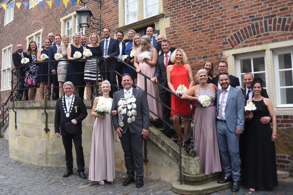 Das Königspaar und sein Throngefolge trafen sich vor dem Thronball im Festzelt noch für ein Foto vor der Ramsdorfer Burg.