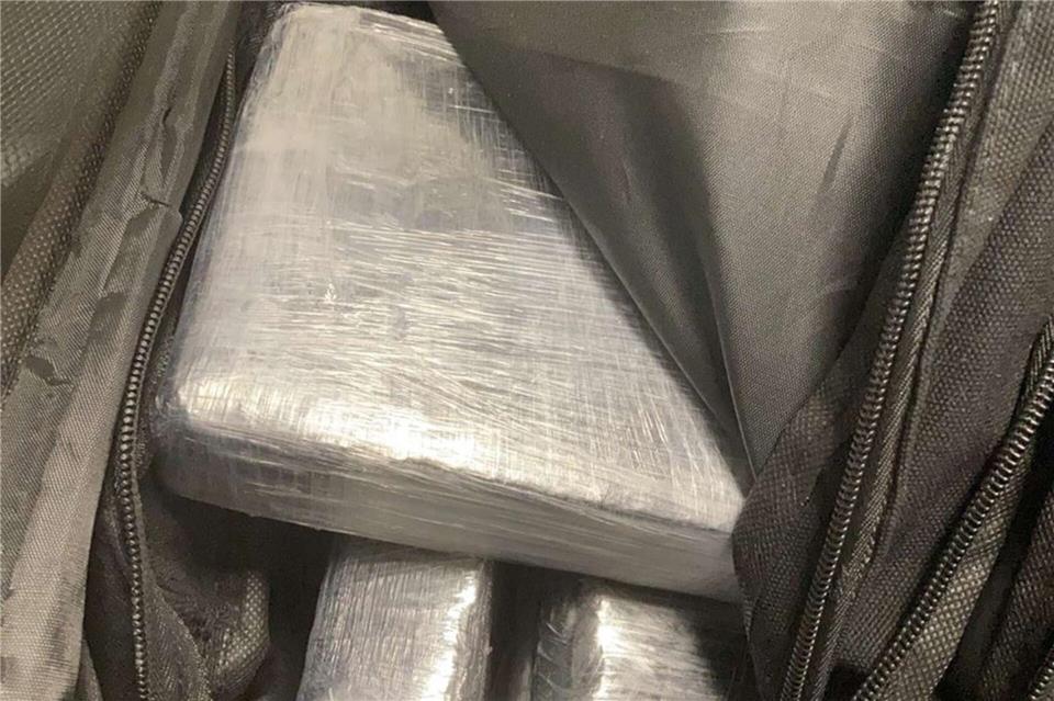 Das Kokain war in mit Frischhaltefolie umwickelte Ziegel gepresst. Zollbeamte entdeckten es in einem Koffer in Nürnberg.Zoll Nürnberg